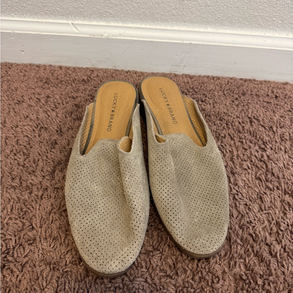 2 FOR $25 Lucky Brand Coryna Mule Flat Shoes Leather Slip On Taupe Suede 8.5 - Picture 3 of 7